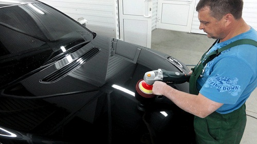 Защитное покрытие кузова авто шлифовальной машинкой
